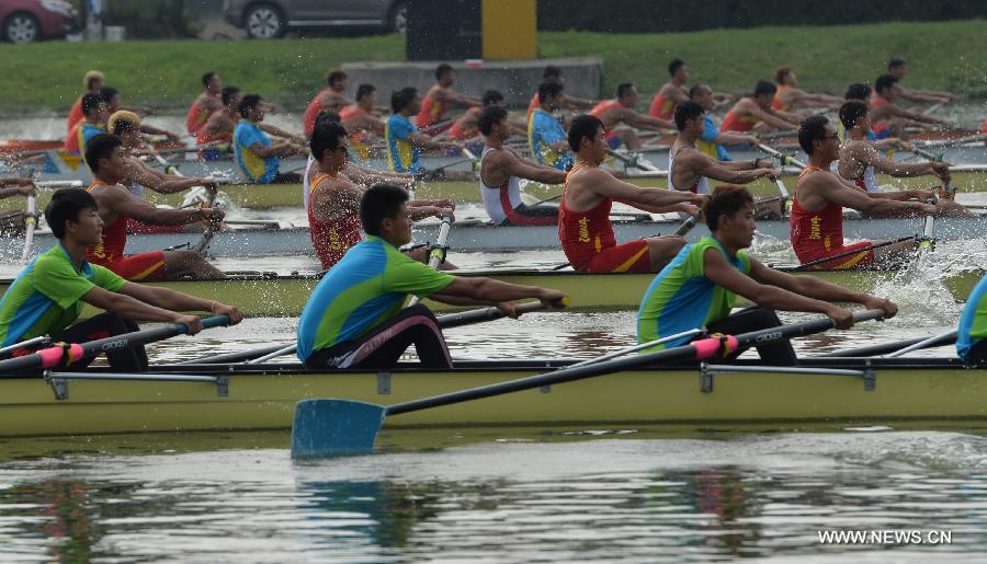 Participants compete during Huangpu River World Famous University Boat Race in Shanghai, east China, July 15, 2015.