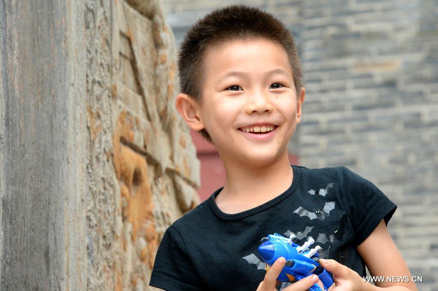 A child appreciate the ancient architectures of Dai Temple at the foot of Mount Tai in Tai'an, east China's Shandong Province, July 17, 2015. 