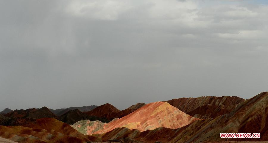 People visit the Danxia landform at the Zhangye Danxia National Geological Park in Zhangye, northwest China's Gansu Province, July 16, 2015. (Xinhua/Qiao Qiming) 