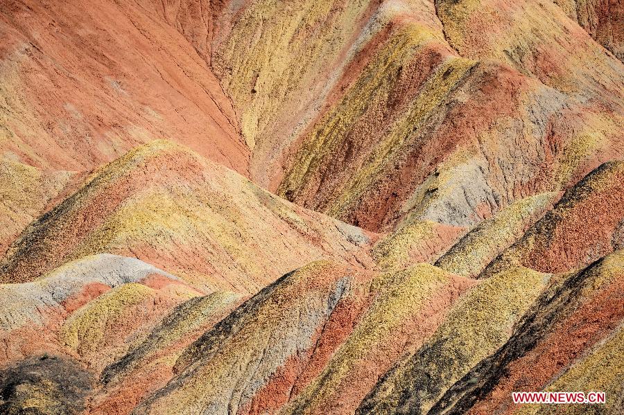 People visit the Danxia landform at the Zhangye Danxia National Geological Park in Zhangye, northwest China's Gansu Province, July 16, 2015. (Xinhua/Qiao Qiming) 