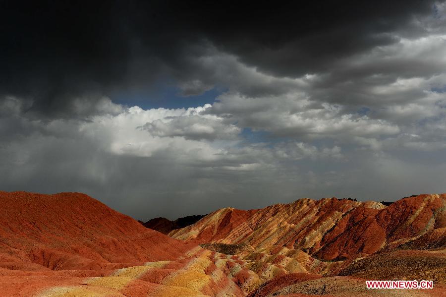 People visit the Danxia landform at the Zhangye Danxia National Geological Park in Zhangye, northwest China's Gansu Province, July 16, 2015. (Xinhua/Qiao Qiming) 