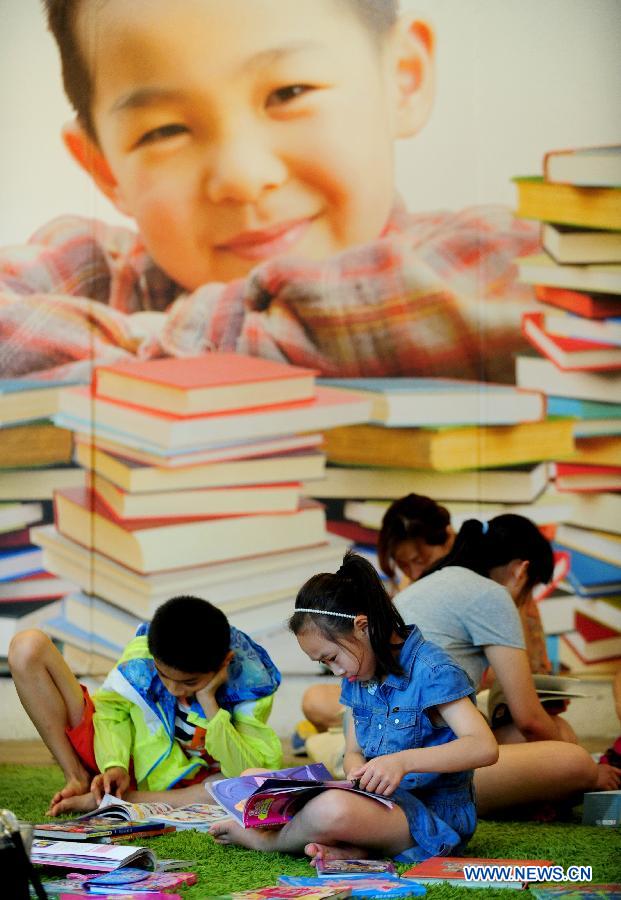 Readers read at a bookstore in Shenyang, capital of northeast China's Liaoning Province, July 16, 2015. Bookstores with cool and comfortable environment have provided a good place for people to read during the days when heat wave hit Shenyang. (Xinhua/Zhang Wenkui) 