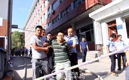 兰州大学爆燃事故一记者被带走警方：强闯警戒区