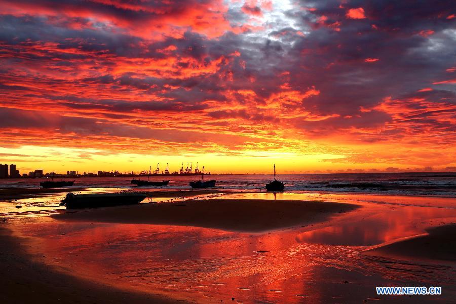 Photo taken on May 30, 2015 shows sunglow in Qinhuangdao City, north China's Hebei Province. 
