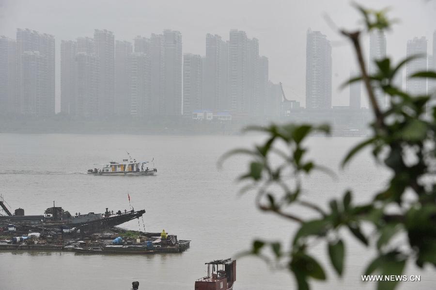 Photo taken on July 24, 2015 shows the Juzizhou Bridge shrouded in the heavy fog in Changsha, central China's Hunan Province.