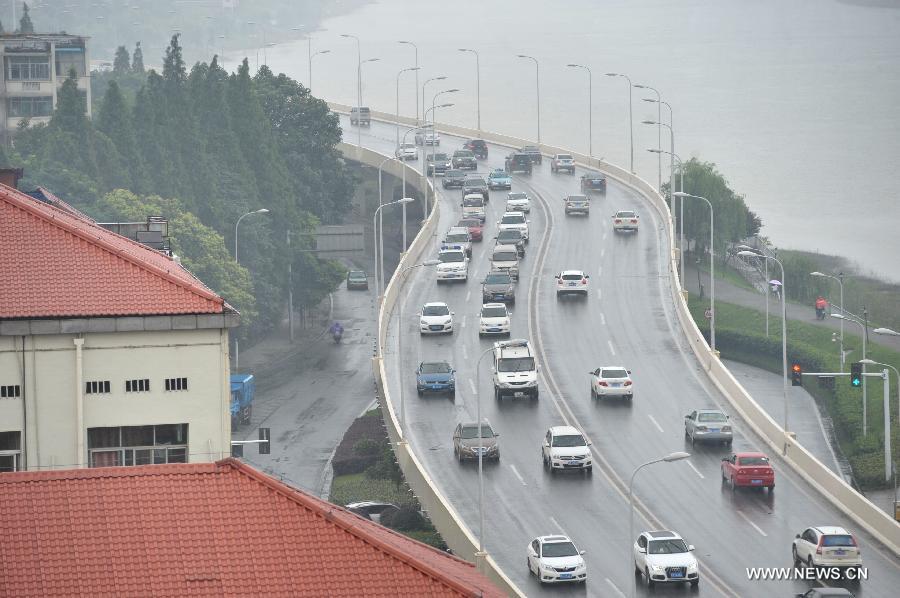 Photo taken on July 24, 2015 shows the Juzizhou Bridge shrouded in the heavy fog in Changsha, central China's Hunan Province.