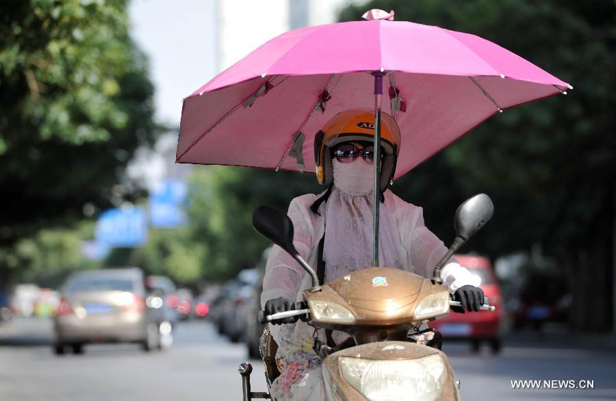 Local meteorological authority upgraded the alert for heat from yellow to orange on Monday, as the temperature in most parts of Ningchuan reached 37 degrees centigrade