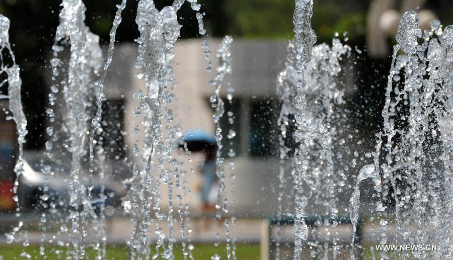 Local meteorological authority upgraded the alert for heat from yellow to orange on Monday, as the temperature in most parts of Ningchuan reached 37 degrees centigrade