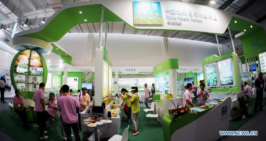 People visit the China Potato Expo in Yanqing County of Beijing, capital of China, July 28, 2015. A total of 196 enterprises of potato industry from 11 countries and regions took part in the two-day expo where food, pesticides, machines and seedlings for potato planting are on display. (Xinhua/Li Xin) 