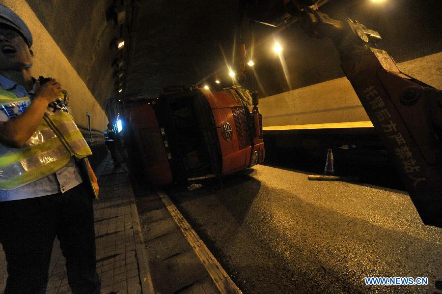 A truck runs into another vehicle on the highway linking Shaoyang and Huaihua in east China's Hunan Province, July 28, 2015. A rollover accident happened to a truck on Tuesday in the highway in Hunan Province, causing crashes and traffic jam. (Xinhua/Long Hongtao)