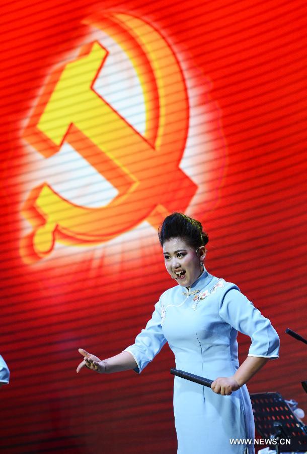 An artist performs during a Quyi (traditional folk vocal arts) contest in Zhengzhou, catipal of central China's Henan Province, July 29, 2015. (Xinhua/Zhu Xiang) 