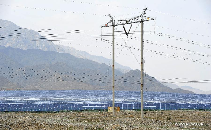 Photo taken on July 28, 2015 shows the first project of photovoltaic power system generating electricity in Zhonglitenghui photovoltaic power station in Shizuishan City of northwest China's Ningxia Hui Autonomous Region. Shizuishan City developed clean power to reduce the press of power supply and also consumption of coal in 2014. (Xinhua/Peng Zhaozhi) 