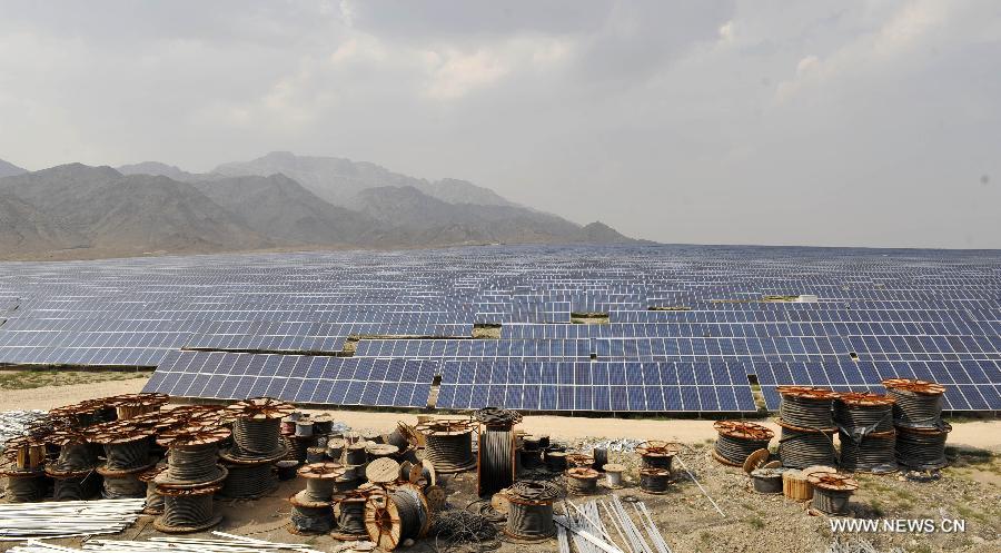 Photo taken on July 28, 2015 shows the first project of photovoltaic power system generating electricity in Zhonglitenghui photovoltaic power station in Shizuishan City of northwest China's Ningxia Hui Autonomous Region. Shizuishan City developed clean power to reduce the press of power supply and also consumption of coal in 2014. (Xinhua/Peng Zhaozhi) 