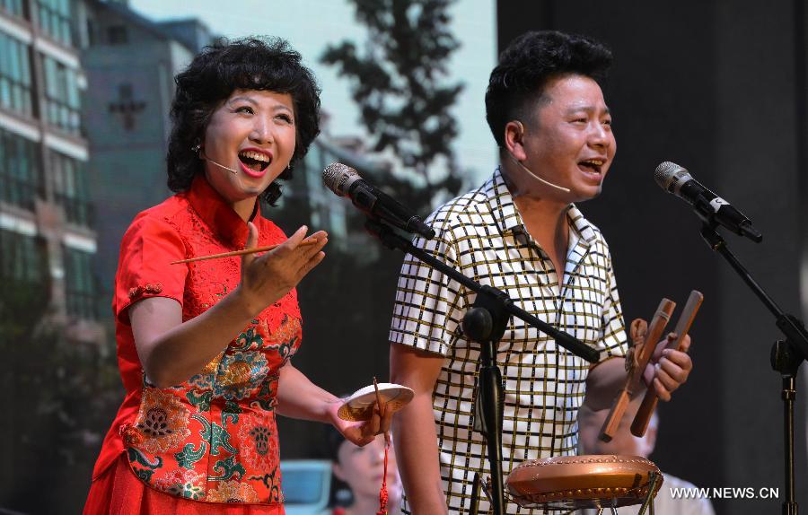 Artists Mao Lina (L) and Hu Yunqi perform during a Quyi (traditional folk vocal arts) contest in Zhengzhou, catipal of central China's Henan Province, July 29, 2015. (Xinhua/Zhu Xiang) 