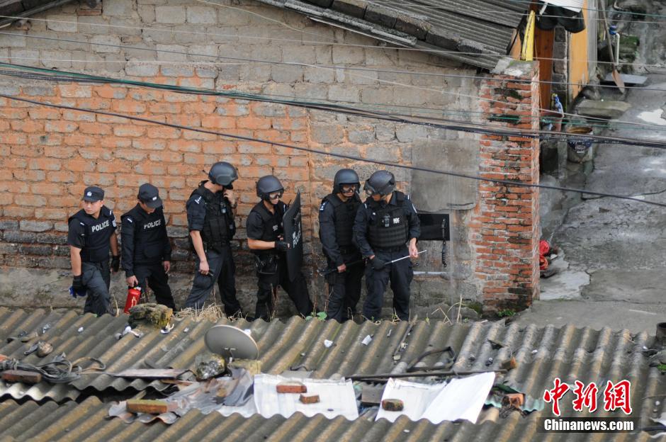 广西柳州发生劫持人质事件 警方出动狙击手救