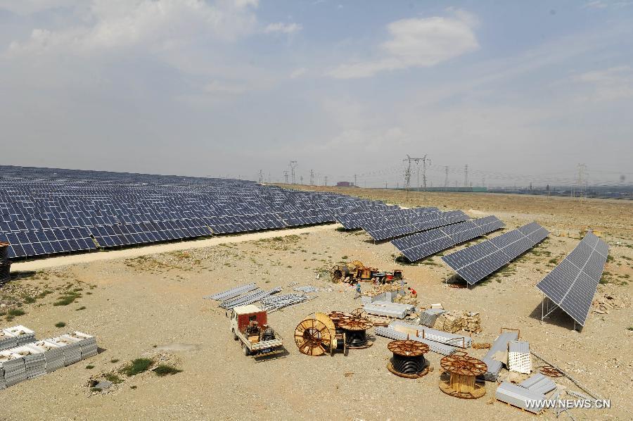 Photo taken on July 28, 2015 shows the first project of photovoltaic power system generating electricity in Zhonglitenghui photovoltaic power station in Shizuishan City of northwest China's Ningxia Hui Autonomous Region. Shizuishan City developed clean power to reduce the press of power supply and also consumption of coal in 2014. (Xinhua/Peng Zhaozhi) 
