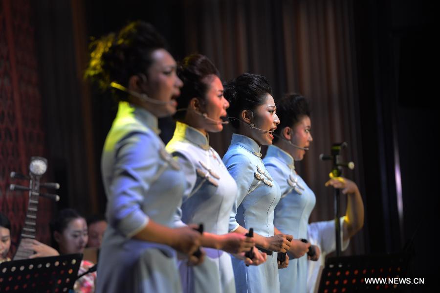 A group of artists perform during a Quyi (traditional folk vocal arts) contest in Zhengzhou, catipal of central China's Henan Province, July 29, 2015. (Xinhua/Zhu Xiang) 