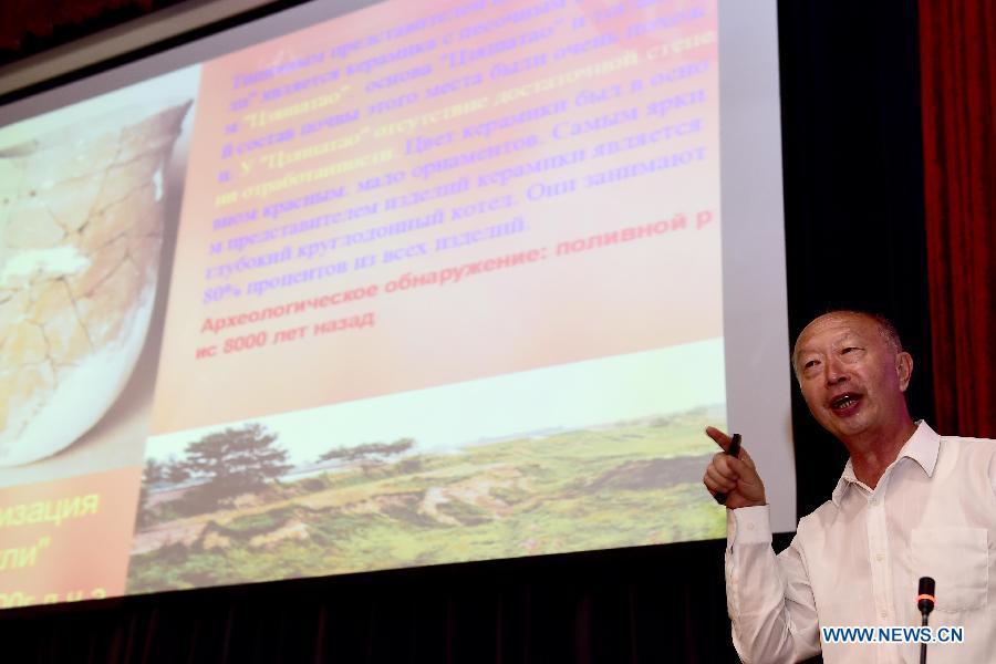 Russian students attend a lecture on traditional Chinese culture at Shandong University in Jinan, capital of east China's Shandong Province, July 30, 2015. Russian middle school students at a summer camp arrived in Shandong on Thursday to experience Chinese culture and interact with Chinese peers in Jinan, Qufu and Weihai. (Xinhua/Guo Xulei) 