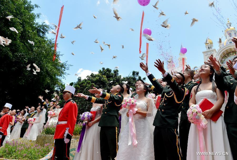 Photo taken on July 31, 2015 shows a group wedding for soldiers in Dongguan City, south China's Guangdong Province. A group wedding was held on Friday for 88 soldiers in Guangdong with the coming of the Army Day and the 88th anniversary of the founding of the Chinese People's Liberation Army, which falls on August 1. (Xinhua/Mao Siqian) 