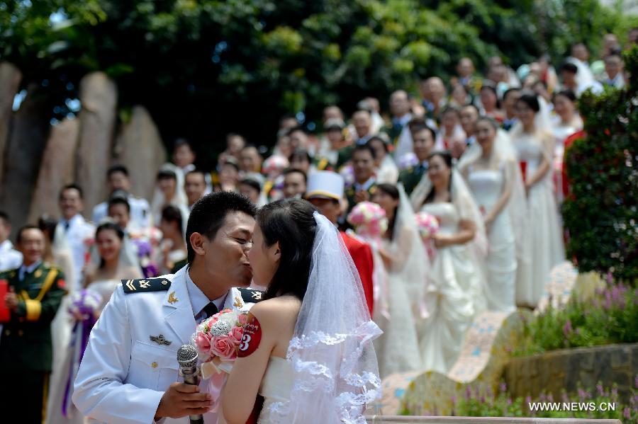 Photo taken on July 31, 2015 shows a group wedding for soldiers in Dongguan City, south China's Guangdong Province. A group wedding was held on Friday for 88 soldiers in Guangdong with the coming of the Army Day and the 88th anniversary of the founding of the Chinese People's Liberation Army, which falls on August 1. (Xinhua/Mao Siqian) 