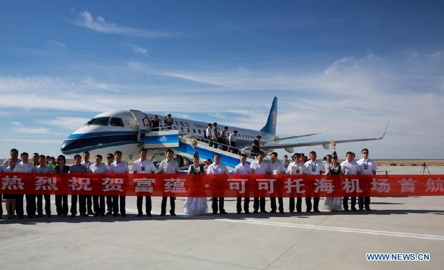 Koktokay Airport received its first flight from the regional capital Urumqi on Saturday. Koktokay, around 400 km from Urumqi, has abundant mineral and tourist resources. The new airport will bring Koktokay closer to the outside world.