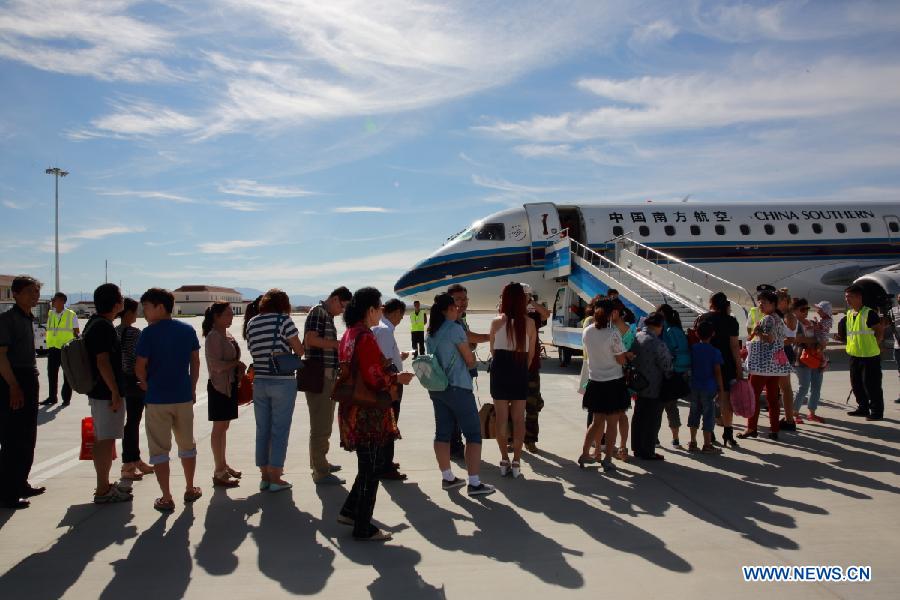 Koktokay Airport received its first flight from the regional capital Urumqi on Saturday. Koktokay, around 400 km from Urumqi, has abundant mineral and tourist resources. The new airport will bring Koktokay closer to the outside world.