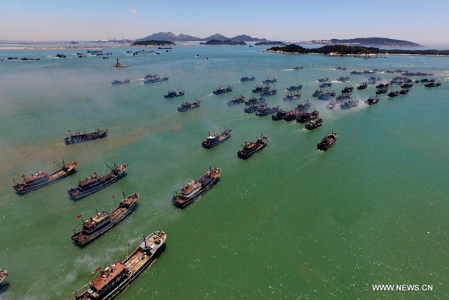 Fishing boats are ready to set sail from Tongling port in Dongshan County, southeast China's Fujian Province, Aug. 1, 2015. A three-month seasonal fishing ban in the sea area south of 26.5 degrees north latitude was lifted on Saturday. 