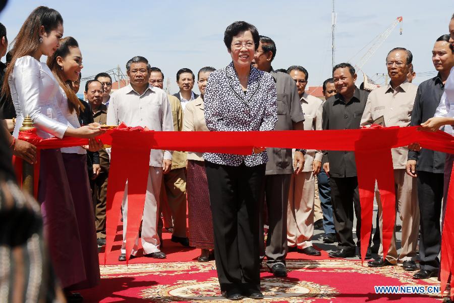 Chinese Ambassador to Cambodia Bu Jianguo (C) cuts the ribbon to inaugurate China-funded Takhmau Bridge in Kandal province, Cambodia, Aug. 3, 2015.