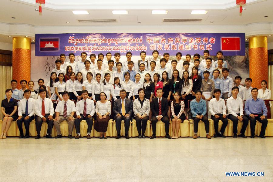 Chinese Ambassador to Cambodia Bu Jianguo (7th R, front) and Cambodian Education Minister Hang Chuon Naron (7th L, front) pose for photos with Cambodian scholarship awardees in Phnom Penh, Cambodia, Aug. 4, 2015.