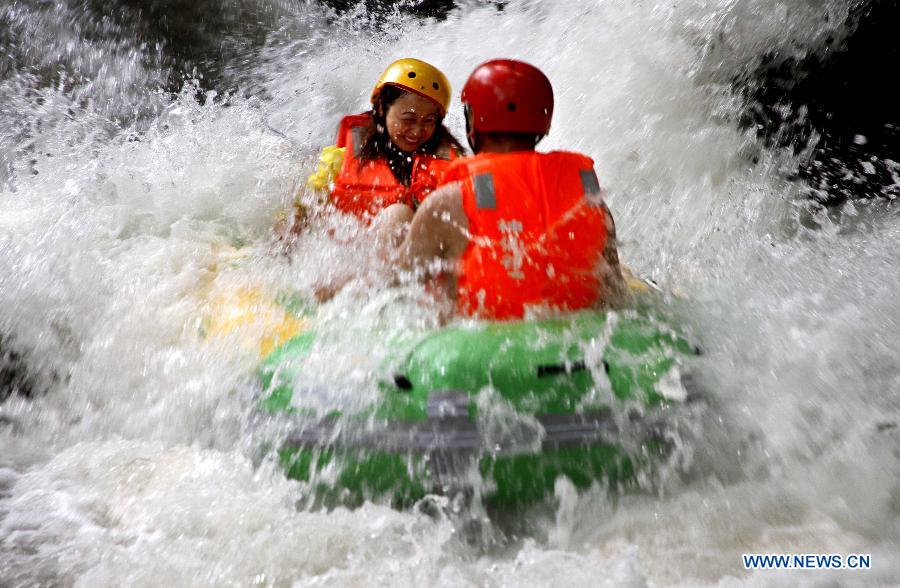 Tourists raft at Sanzhaolun resort in Jing'an county, east China's Jiangxi Province, Aug. 6, 2015.