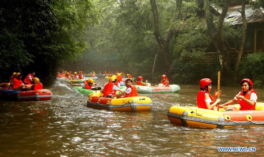 Tourists raft at Sanzhaolun resort in Jing'an county, east China's Jiangxi Province, Aug. 6, 2015. 