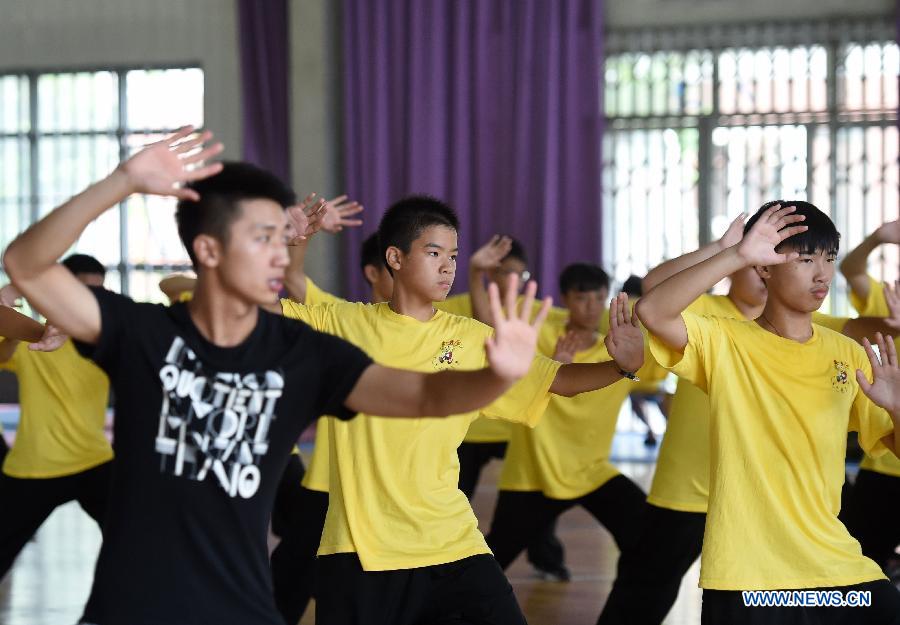 Overseas Chinese youth learn to perform Tai Chi during the 'Chinese Root-Seeking Tour' Summer Camp in Beijing, capital of China, Aug. 7, 2015. 