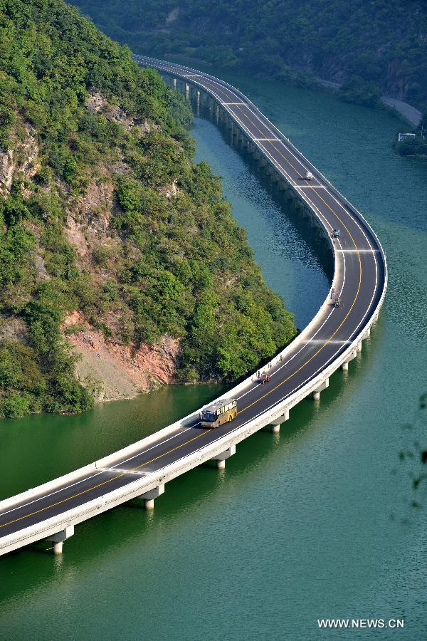  The highway, which is 10.9 kilometers long, is built overwater on a river. 