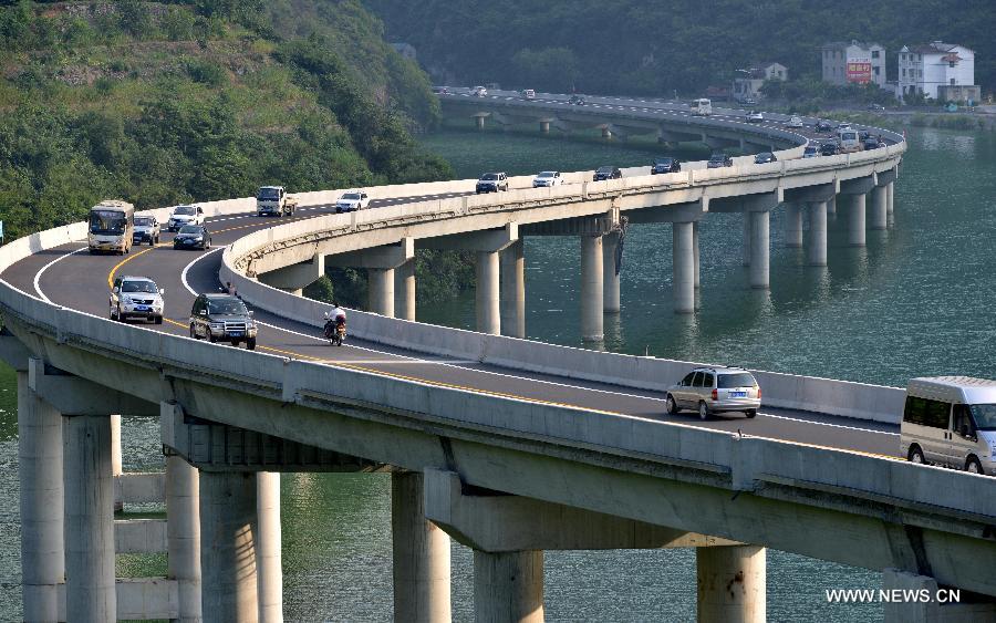  The highway, which is 10.9 kilometers long, is built overwater on a river. 