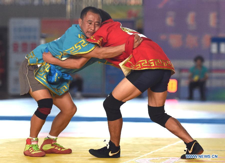 (SP)CHINA-ORDOS-NATIONAL ETHNIC GAMES-WRESTLING(CN)