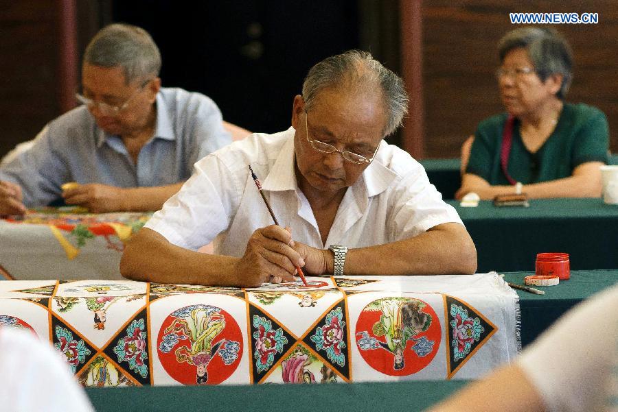 Thirty-three people participated in a kite making and drawing contest here on Wednesday. The 'Banyao' kite was listed as one of the national intangible cultural heritages in 2006.
