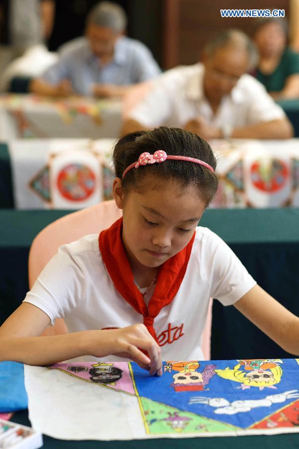 Thirty-three people participated in a kite making and drawing contest here on Wednesday. The 'Banyao' kite was listed as one of the national intangible cultural heritages in 2006.