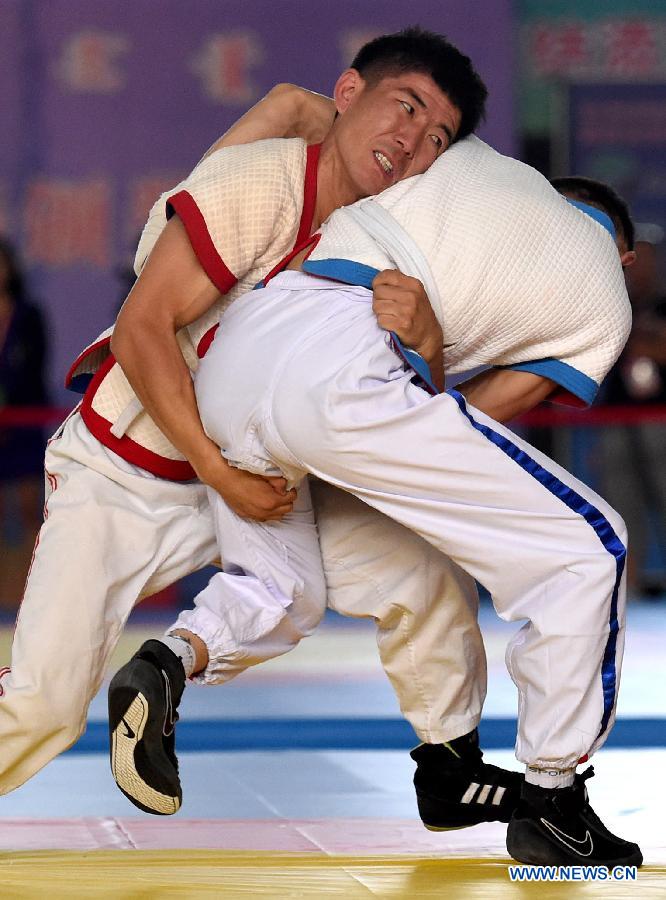 (SP)CHINA-ORDOS-NATIONAL ETHNIC GAMES-WRESTLING(CN)