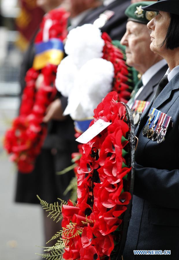 Soldiers holding wreaths as they take part in a parade from Horse Guards Parade to Westminster Abbey after a service of commemoration during the 70th Anniversary commemorations of VJ Day (Victory over Japan) in London, Britain, on Aug. 15, 2015. (Xinhua/Han Yan) 