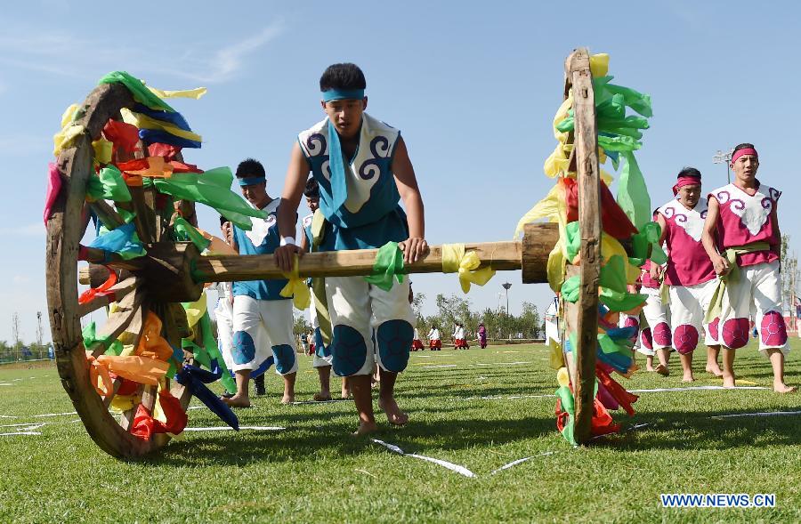 Athletes from northeast China's Heilongjiang Province perform a kind of traditional sport event during the 10th National Traditional Games of Ethnic Minorities of China in Ordos, north China's Inner Mongolia Autonomous Region, Aug. 15, 2015.