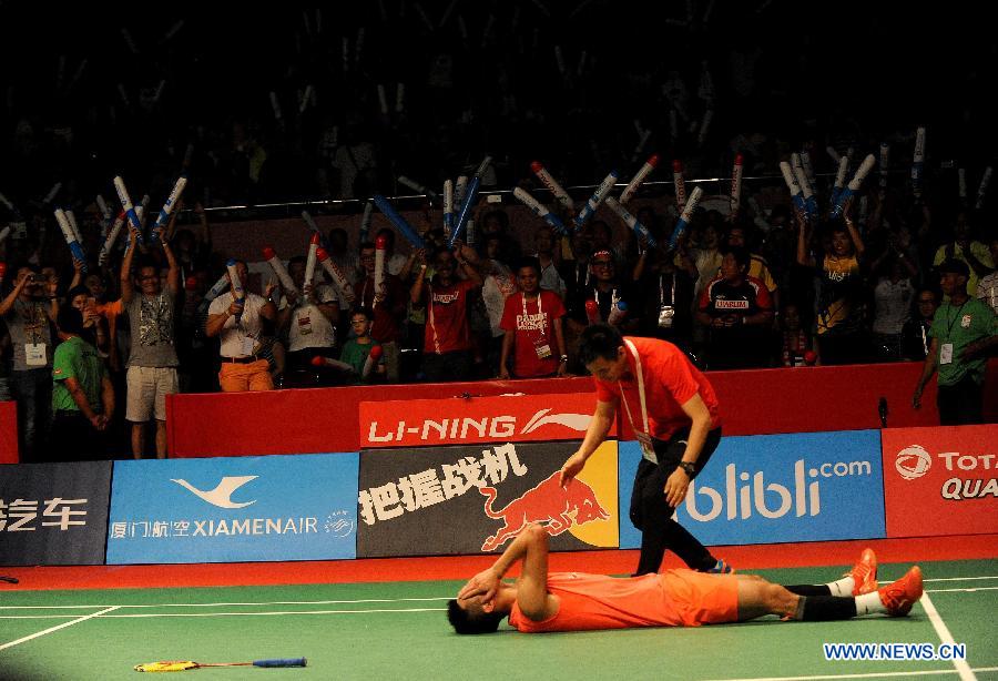 Chen Long (below) of China reacts after winning the men's singles final match against Lee Chong Wei of Malaysia at the BWF World Championships 2015 in Jakarta, Indonesia, Aug. 16, 2015. 