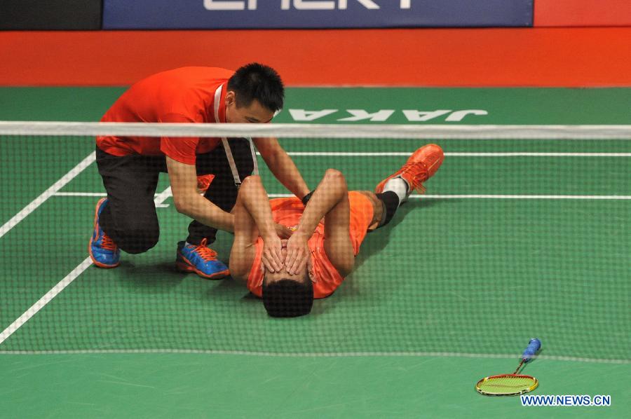 Chen Long (R) of China reacts after winning the men's singles final match against Lee Chong Wei of Malaysia at the BWF World Championships 2015 in Jakarta, Indonesia, Aug. 16, 2015.
