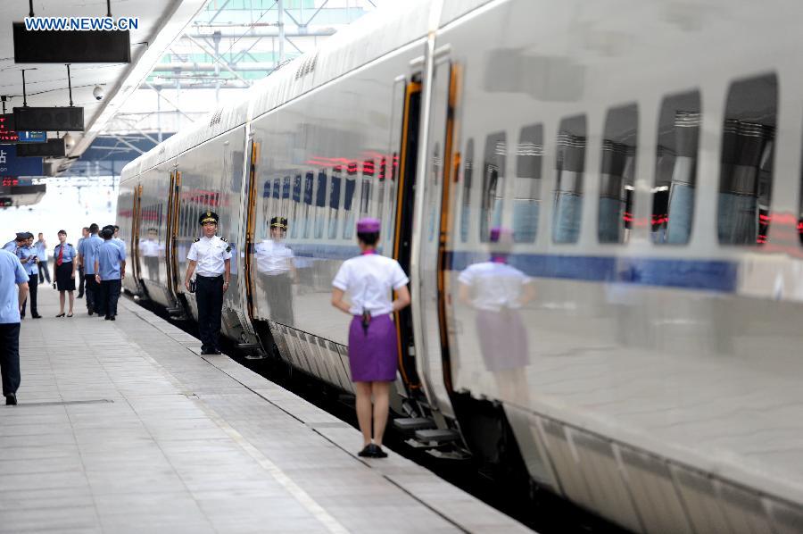 The high-speed train D7989 prepares to depart for Qiqihar at the Harbin Railway Station in Harbin, capital of northeast China's Heilongjiang Province, Aug. 17, 2015. 
