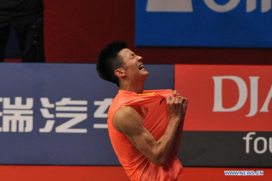 Chen Long of China celebrates for victory after winning the men's singles final match against Lee Chong Wei of Malaysia at the BWF World Championships 2015 in Jakarta, Indonesia, Aug. 16, 2015. 