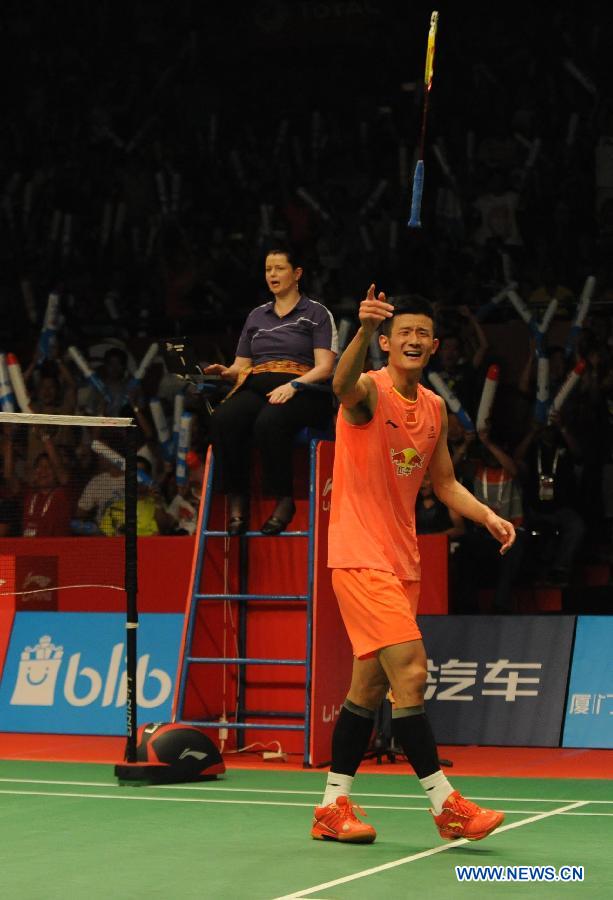 Chen Long (R) of China reacts after winning the men's singles final match against Lee Chong Wei of Malaysia at the BWF World Championships 2015 in Jakarta, Indonesia, Aug. 16, 2015.