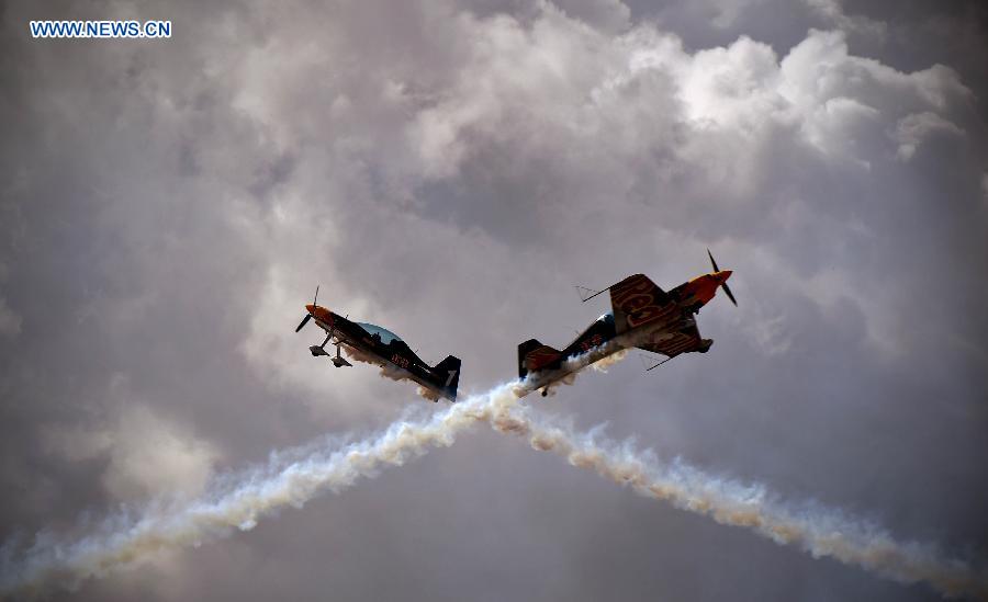 Two aircraft show aerobatics at the 2015 Shenyang Faku International Flight Convention, in Faku County of Shenyang, capital of northeast China's Liaoning Province, Aug. 21, 2015. 