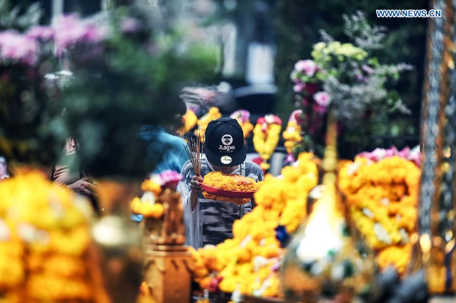 THAILAND-BANGKOK-EXPLOSION-PRAYER-AT-ERAWAN SHRINE