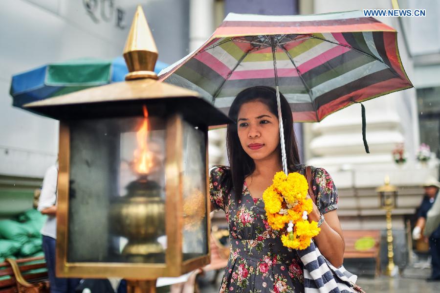 THAILAND-BANGKOK-EXPLOSION-PRAYER-AT-ERAWAN SHRINE