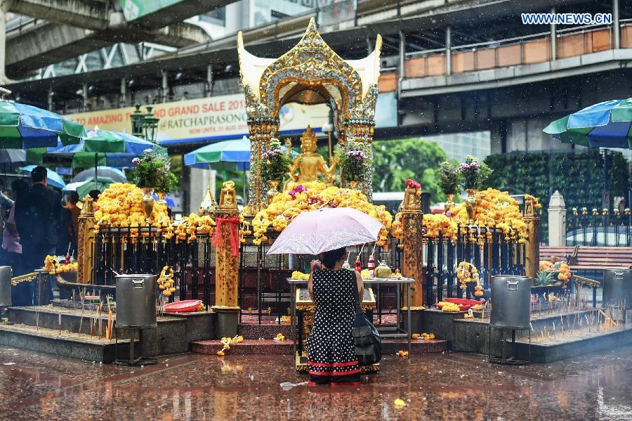 THAILAND-BANGKOK-EXPLOSION-PRAYER-AT-ERAWAN SHRINE