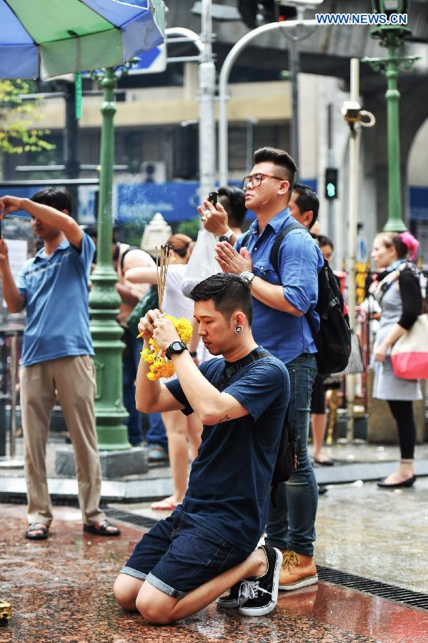 THAILAND-BANGKOK-EXPLOSION-PRAYER-AT-ERAWAN SHRINE